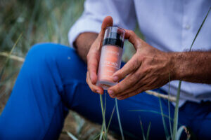 Mees istub, hoiab käes Berrichi meeste näokreemi